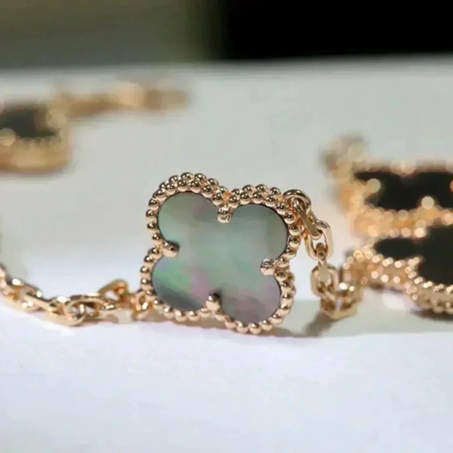 [AuraEcho Jewelry]CLOVER 5 MOTIF GRAY MOP  BRACELET