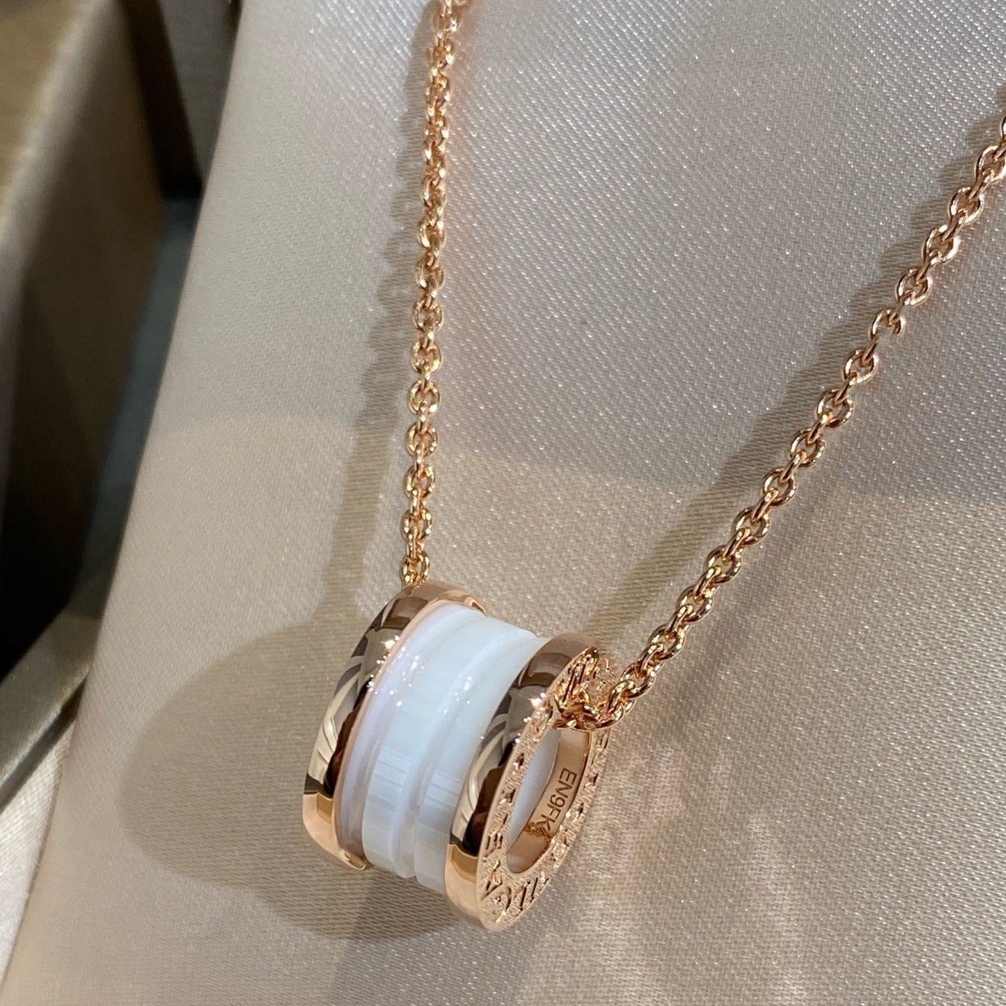 [AuraEcho Jewelry]ZERO 1 WHITE CERAMIC PINK GOLD NECKLACE